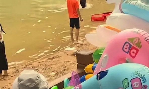 Đi thuyền hơi cùng bố, bé trai 19 tháng bị nước suối cuốn trôi tử vong thương tâm