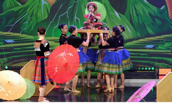 Jenny Tuyết Phụng hạnh phúc khi lọt vào Bán kết toàn quốc “Tinh hoa nhí Việt Nam”