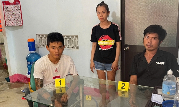Kiểm tra căn nhà thuê, công an bắt Trần Thị Ngọc Trang SN 1998 và 2 người đàn ông