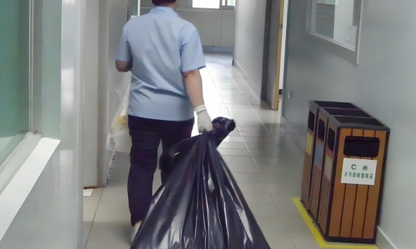 Một câu hỏi khiến 'học bá' nghĩ 15 phút, cô lao công chỉ mất 5 giây để trả lời