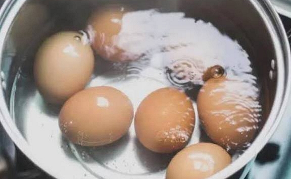 Tại sao không nên tráng trứng luộc bằng nước lạnh? 90% gia đình Việt đang làm sai
