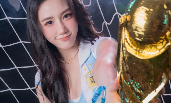 Tây Ban Nha vô địch nhưng Messi mãi ở trong tim, hot girl 'lên đồ' ăn mừng khiến CĐM thích thú