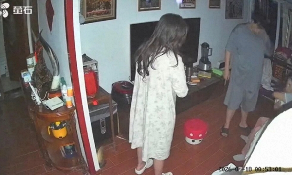Trung Quốc: Bảo mẫu ngủ gật làm rơi bé sơ sinh 26 ngày tuổi cắm đầu xuống đất