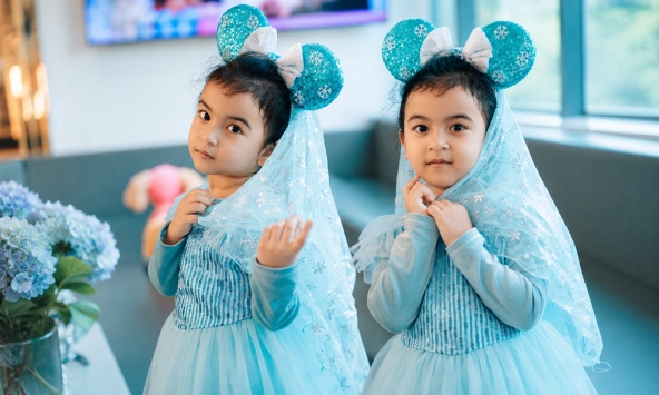 Bé Moon - con gái Võ Hạ Trâm càng lớn càng xinh yêu, thần thái trước ống kính khiến dân mạng xuýt xoa
