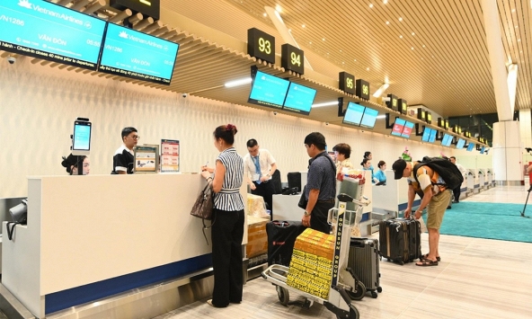 Khách đi máy bay Vietnam Airlines lưu ý: Từ bây giờ có thêm quyền lợi khi ký gửi hành lý tại sân bay Nội Bài 