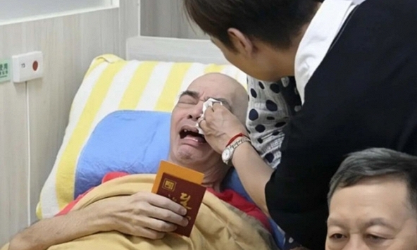 Tình trạng của ca sĩ kỳ cựu bị ngược đãi ở viện dưỡng lão, phải trả 100 triệu/ tháng nhưng không được tắm rửa