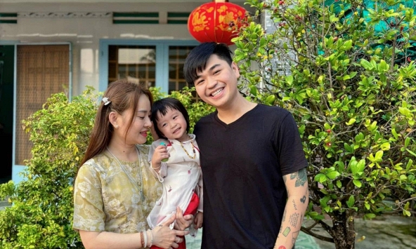 Nam ca sĩ SN 1992 bị chế giễu vì lấy vợ hơn 8 tuổi có 2 con riêng: 'Thôi thì cười thật to'