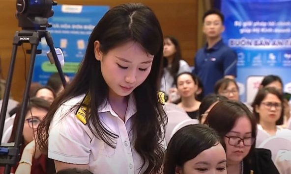 Nữ cán bộ thuế gây 'sốt' mạng xã hội vì quá xinh đẹp: Tưởng lạ hóa ra rich kid nổi tiếng!
