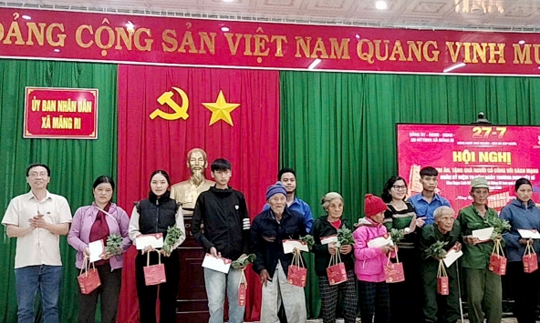 Tặng hàng nghìn cây sâm ngọc linh cho gia đình chính sách ở vùng cao Quảng Ngãi