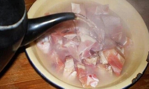 Có nên rã đông thịt bằng nước nóng không?
