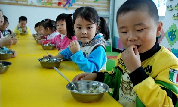 Con đi học gầy tong teo, mẹ tình cờ xem được tài khoản MXH của nhân viên bếp ăn nhà trường thì tá hóa phát hiện sự thật!