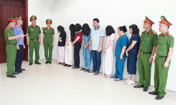 Khám xét khẩn cấp Phòng khám đa khoa Y học Nghệ An, 10 người tra tay vào còng