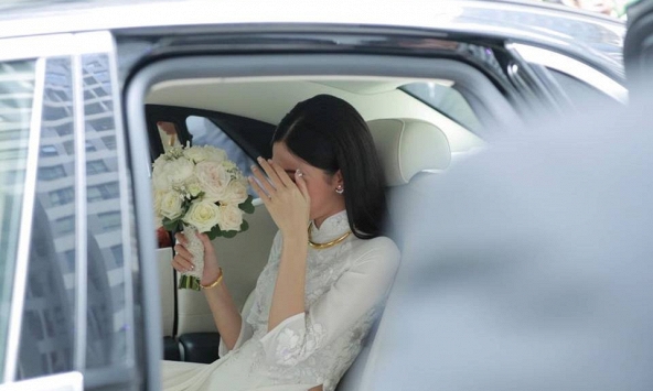 Mỹ nhân che mặt ngồi trong Rolls-Royce: Bỏ hết hào quang showbiz gả vào nhà hào môn, giờ sống trong biệt thự trắng xa hoa giữa Hà thành