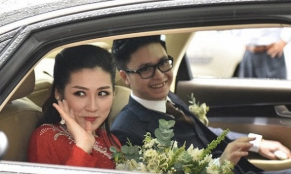 Mỹ nhân showbiz nở nụ cười trên xe Audi, theo chồng thiếu gia về dinh: Cuộc sống trong biệt thự 250 tỷ gây choáng