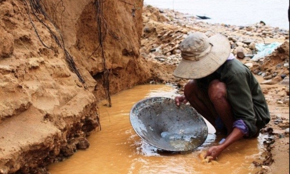 Phát hiện người đàn ông đi làm hầm mỏ bỗng xây nhà to, trả hết nợ, còn chia bết tiền cho gần 20 người thân