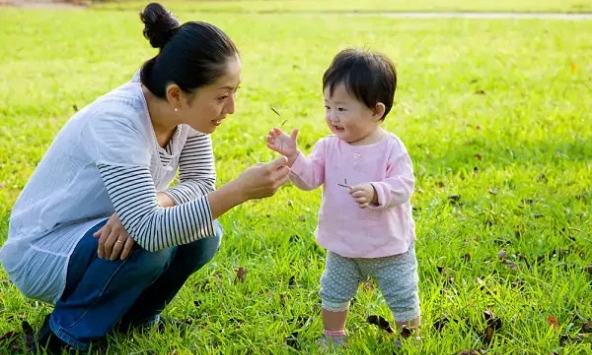 4 sai lầm ngày nắng nóng tưởng giúp con mát mẻ, ai ngờ vừa hại sức đề kháng vừa 'dìm' chiều cao của trẻ!