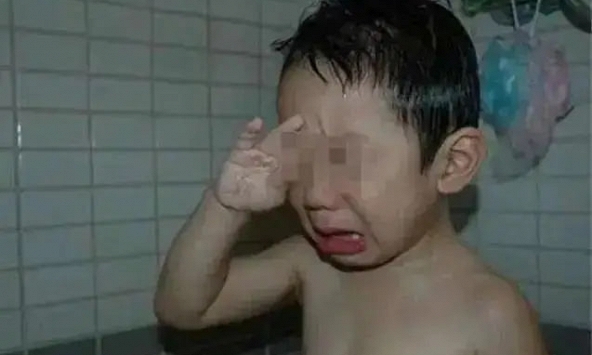 Bé trai 2 tuổi cứ tắm là khóc, bác sĩ khám không ra bệnh, bà nội mới ngập ngừng nói ra sự thật