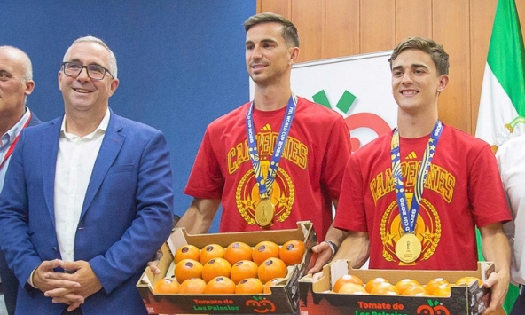 Độc là cầu thủ Tây Ban Nha được thưởng 84kg cà chua khi vô địch World Cup