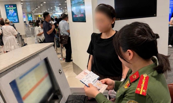 Nhiều ngày trước, một hành khách mang quốc tịch Trung Quốc bị chặn lại ở cửa khẩu sân bay Nội Bài
