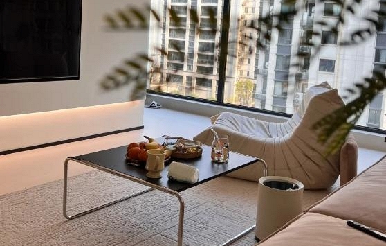 Vì sao ngày càng nhiều gia đình không còn dùng bàn trà mặt kính? 2 lựa chọn cho phòng khách đang dần trở thành xu hướng mới