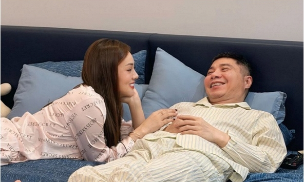 Vợ NSND Công Lý lên tiếng thông tin chán chồng, ly hôn
