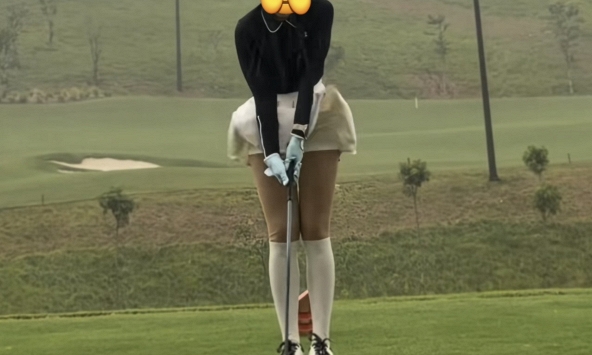 Cô gái bất chấp mưa bão ra sân golf 'vung gậy': Mạng xã hội tranh cãi, mê thể thao hay làm màu?