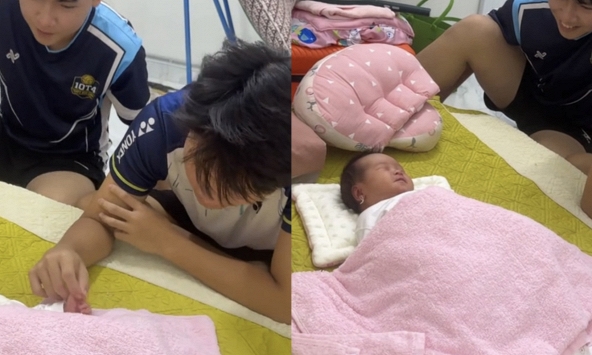  Mẹ bất ngờ sinh em gái sau 17 năm, hành động của 2 anh trai khiến nhiều người “tan chảy”