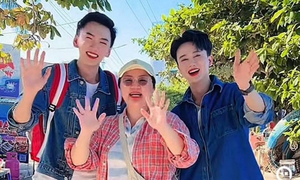 'Nam thần chữa lành' Khoai Lang Thang thì cũng không qua được 'ải chụp app', visual đã qua trùng tu khiến fan khó lòng nhận ra