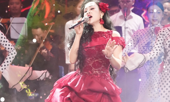 Nguyễn Khánh Ly bật khóc, lần đầu hát 'Tái sinh' trong liveshow đánh dấu 20 năm ca hát