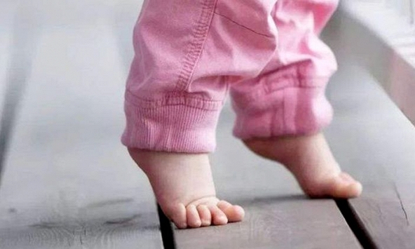 Tại sao trẻ nhỏ lại thích đi nhón chân?