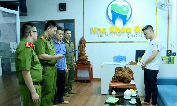 Thi hành lệnh khám xét, khởi tố chủ phòng khám nha khoa Hoàng Trọng Nguyên SN 1988