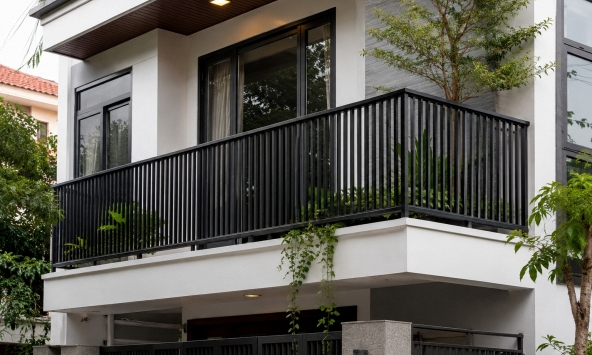 Vì sao ngày càng nhiều gia đình không còn chọn lan can inox? 2 loại vật liệu đang dần trở thành xu hướng mới
