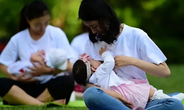 Bị mỉa mai là 'nghèo đến mức tằn tiện' vì không mua sữa công thức mà cho con bú: Mẹ bỉm ở biệt thự đáp trả cực gắt