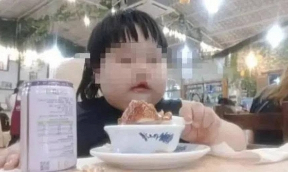 Để con gái 3 tuổi nặng tới 35kg làm ngôi sao mukbang, bố mẹ bị chỉ trích dữ dội