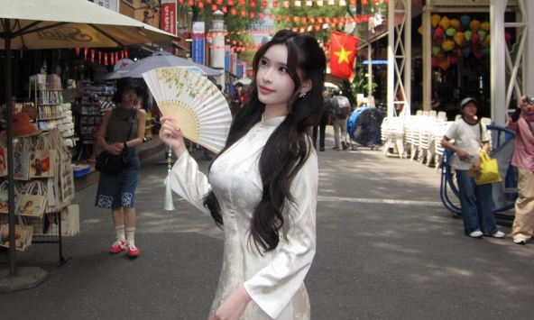 Ghé thăm Việt Nam trải nghiệm 'đủ combo' áo dài, nón lá, nữ idol khiến CĐM thích thú
