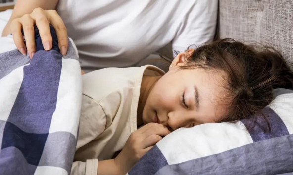 Cho con ngủ riêng: Đừng nhìn tuổi tác, hãy nhìn 4 tín hiệu này của trẻ!