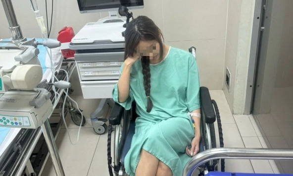 Cô gái 22 tuổi liệt mặt vì 1 sai lầm khi gội đầu vào mùa hè