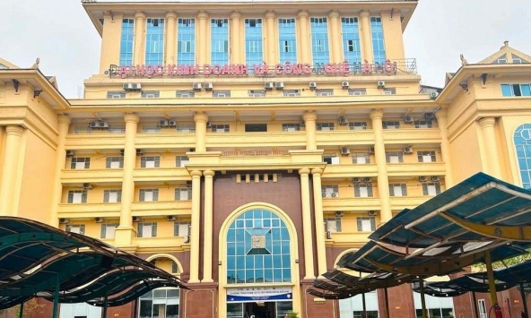 Cộng đồng mạng 'tấn công' fanpage trường Đại học 'Kinh Công': Đường lui nào cho hai sinh viên y khoa sau cú vạ miệng?