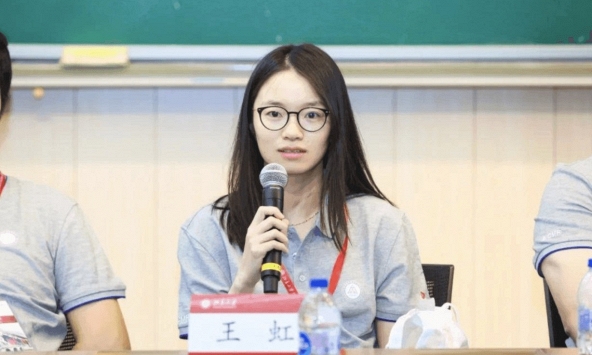 Sau 90 năm, đã có nữ giáo sư đầu tiên của Trung Quốc nhận giải thưởng 'Nobel Toán học': Chưa bao giờ bị bố mẹ ép học, tuổi thơ đam mê đọc Harry Potter thay vì giải bài tập