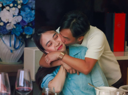 Cường Đô La đăng ảnh ôm hôn Đàm Thu Trang kỷ niệm 7 năm cưới, vợ vào bình luận đúng một câu khiến dân mạng cười ngất