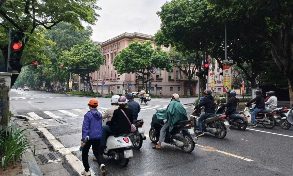 Người đi xe máy khi dừng đèn đỏ có được sử dụng điện thoại không? Cơ quan công an giải đáp