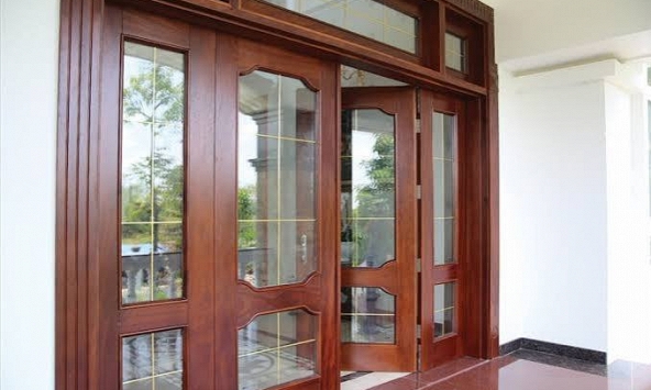 Vì sao ngày càng nhiều gia đình không còn dùng cửa gỗ tự nhiên? 2 vật liệu đang dần trở thành xu hướng mới