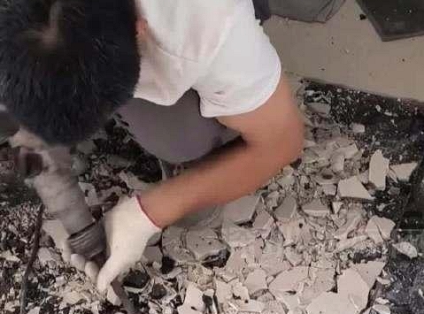 Con trai đi chân trần phát hiện điều lạ dưới nền nhà, người đàn ông vội gọi thợ đập gạch rồi tái mặt