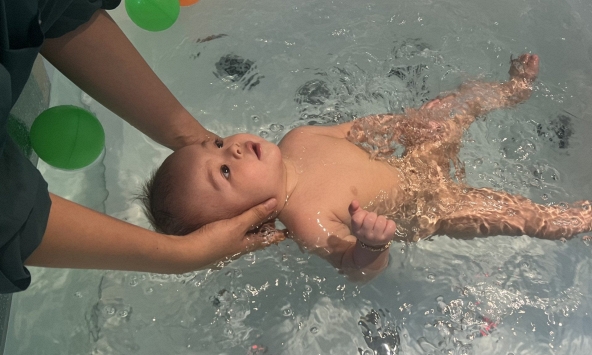 Học bơi sớm không chỉ để nghịch nước mà còn 6 lợi ích mà mẹ không ngờ đến