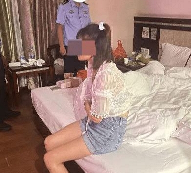 Chỉ vì tò mò nhấn vào web phản cảm, người đàn ông bị dẫn dụ nạp tiền cả trăm triệu