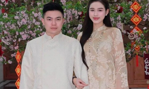 Lôi sách vở ra học Hoa hậu Đỗ Hà nghệ thuật nịnh chồng, khéo thế này bảo sao cả nhà chồng cưng chiều
