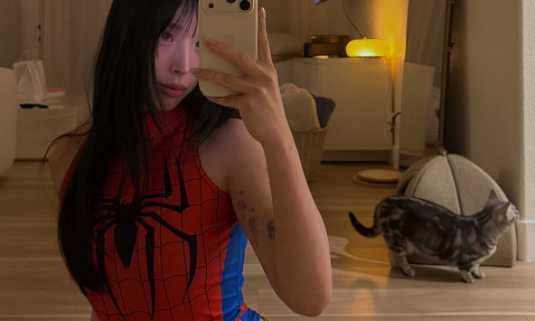 Quá mê phim người Nhện, hot girl đình đám trổ tài cosplay khiến fan thích thú