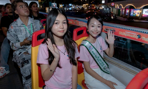 Thí sinh Đại sứ Du lịch Trẻ Thế giới 2026 hào hứng trải nghiệm TP. Hồ Chí Minh về đêm
