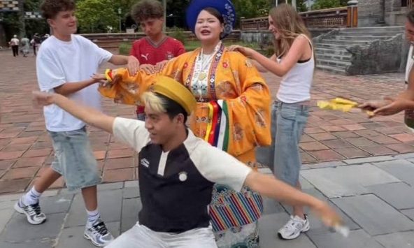 'Thương lắm khách Tây ơi': Đi du lịch Huế một chuyến, ai ngờ thành cận thần khiến 1 triệu người bật cười