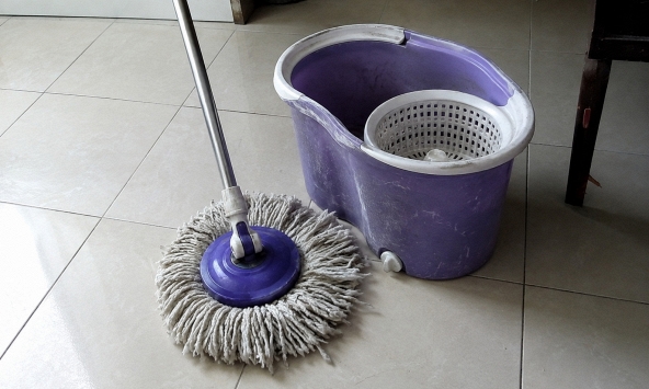 Vì sao ngày càng nhiều gia đình không còn dùng cây lau nhà vắt tay? 2 giải pháp làm sạch đang dần trở thành xu hướng